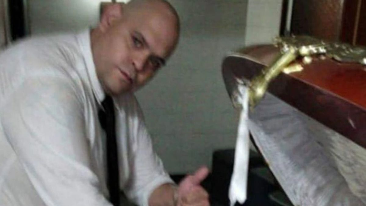 Diego Molina, quien fue despedido de la funeraria luego de publicar la foto junto al cuerpo de Diego Maradona en redes sociales, fue condenado a cumplir tareas comunitarias