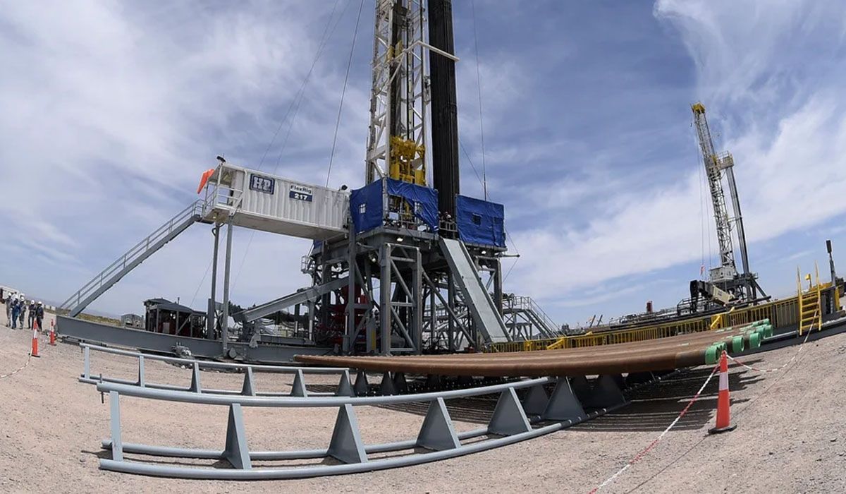 El Gobierno de Mendoza apuesta al modelo de licitación continua y a poder negociar las regalías con el interesado en la inversión petrolera. El Gobierno de Mendoza apuesta al modelo de licitación continua y a poder negociar las regalías con el interesado en la inversión petrolera.