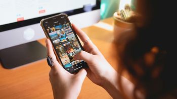 ¿Qué es el doom scrolling y por qué no podés dejar de mirar el celular?