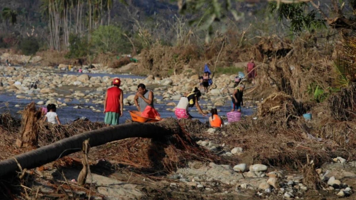 Personas de la comunidad de Aguas Blancas, en el estado mexicano de Guerrero, bañándose en un río en noviembre de 2023 después de que sus casas fueran destruidas por el huracán Otis (Imagen: Luis E Salgado / ZUMA Press Wire / Alamy) Personas de la comunidad de Aguas Blancas, en el estado mexicano de Guerrero, bañándose en un río en noviembre de 2023 después de que sus casas fueran destruidas por el huracán Otis (Imagen: Luis E Salgado / ZUMA Press Wire / Alamy)