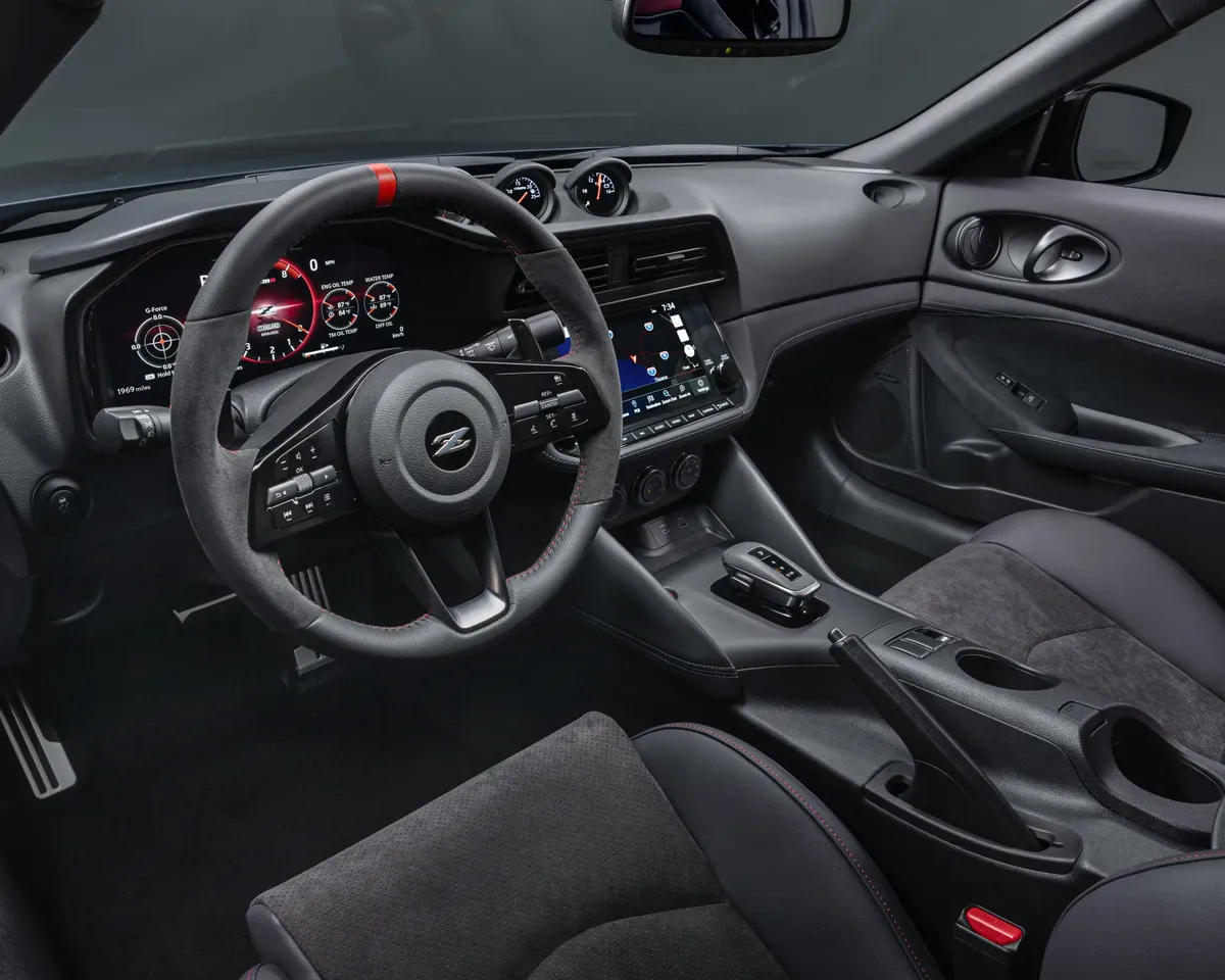 Se espera que un nuevo Nissan Nismo Z venga con transmisión manual en vez de automática. Se espera que un nuevo Nissan Nismo Z venga con transmisión manual en vez de automática.