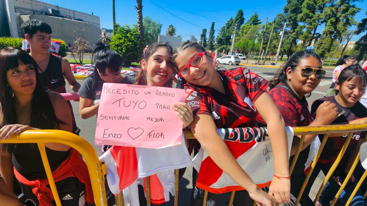 Mucha presencia femenina entre los hinchas de River Plate que fueron a esperar al equipo a la puerta del hotel Hilton. Mucha presencia femenina entre los hinchas de River Plate que fueron a esperar al equipo a la puerta del hotel Hilton.