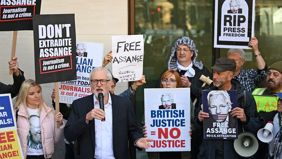 El líder del opositor Partido Laborista de Gran Bretaña, Jeremy Corbyn, se dirige a los partidarios del fundador de WikiLeaks, Julian Assange tras la decisión de la Justicia de extraditarlo a Estados Unidos