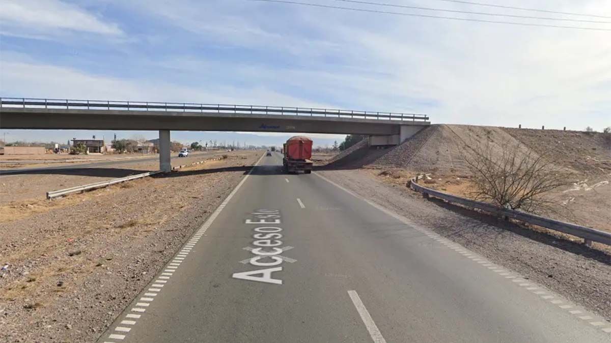 El conductor de la camioneta chocó contra un camión en el Acceso Este, a la altura de la calle Nicolás Serpa y la ruta 7, en Maipú.