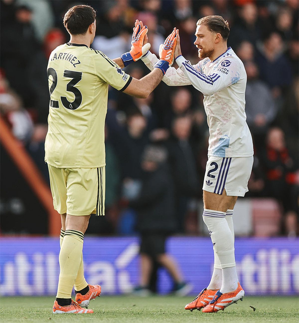 Dibu Mart&iacute;nez saluda a su compa&ntilde;ero Maty Cash.