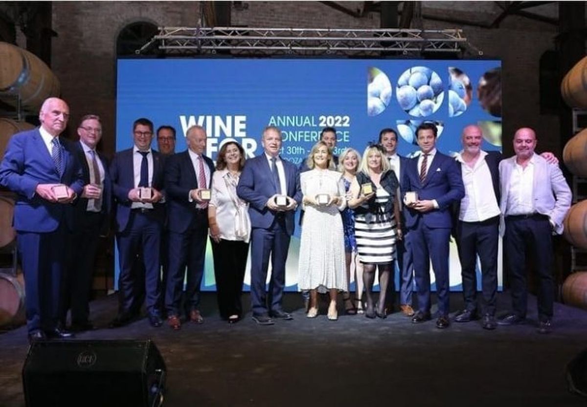 Los ganadores del certamen de las Grandes Capitales del Vino posan en el escenario montado en Bodega Los Toneles.