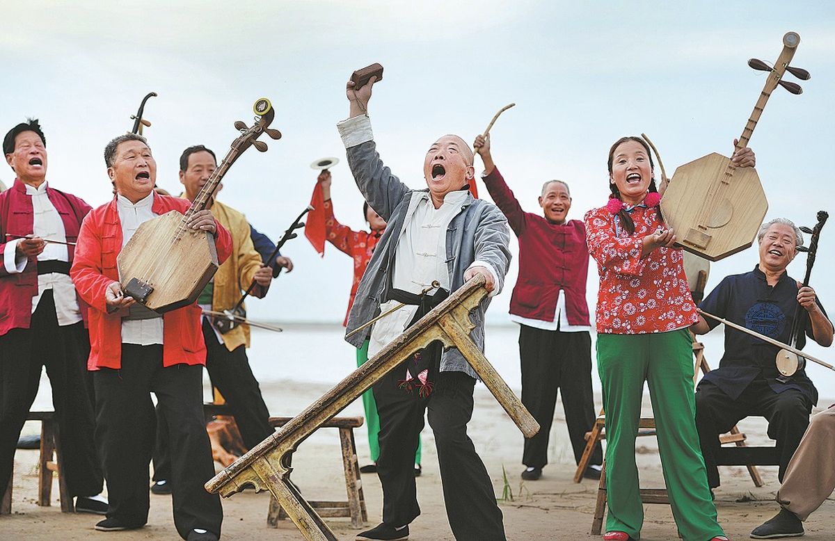 Una compañía de ópera folclórica se presenta a orillas del río Amarillo en Weinan, provincia de Shaanxi. ZOU JINGYI / XINHUA
