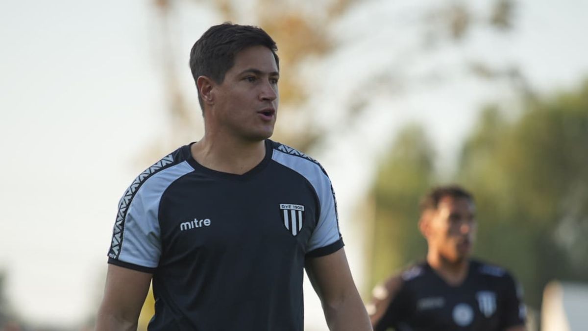 Ezequiel Medrán, entrenador de Gimnasia y Esgrima se lamentó por el empate ante Chacarita.