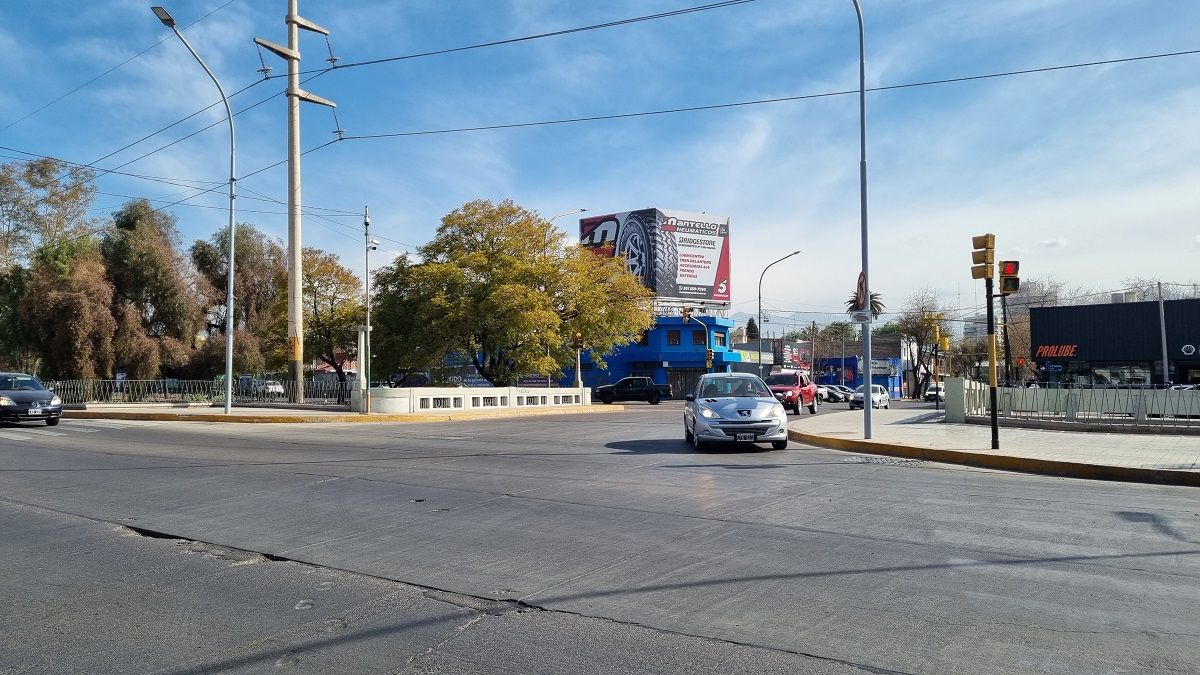 Por calle Brasil en Ciudad al menos hasta ahora no hay ciclovía y el cruce hacia Guaymallén se dificulta. Del lado de Guaymallén tampoco hay ciclovía. Por calle Brasil en Ciudad al menos hasta ahora no hay ciclovía y el cruce hacia Guaymallén se dificulta. Del lado de Guaymallén tampoco hay ciclovía.