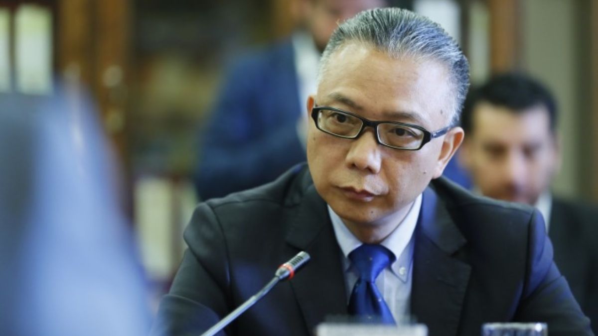 Xu Bu, ex embajador chino en Santiago, en una reunión de la Comisión de Relaciones Exteriores del Congreso de Chile en 2018. Dos años después, un grupo de diputados presentó un proyecto de ley para exigir la aprobación de dos tercios del parlamento para cualquier proyecto propuesto por empresas estatales extranjeras, por el temor de que China estuviera "comprando Chile" (Imagen: Cámara de Diputadas y Diputados de Chile / Flickr, CC BY-NC-ND) Xu Bu, ex embajador chino en Santiago, en una reunión de la Comisión de Relaciones Exteriores del Congreso de Chile en 2018. Dos años después, un grupo de diputados presentó un proyecto de ley para exigir la aprobación de dos tercios del parlamento para cualquier proyecto propuesto por empresas estatales extranjeras, por el temor de que China estuviera "comprando Chile" (Imagen: Cámara de Diputadas y Diputados de Chile / Flickr, CC BY-NC-ND)