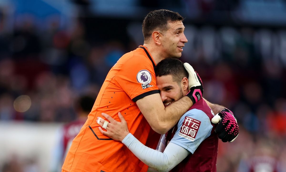 Dibu Martínez y Emiliano Buendía van por la final de la Europa League.