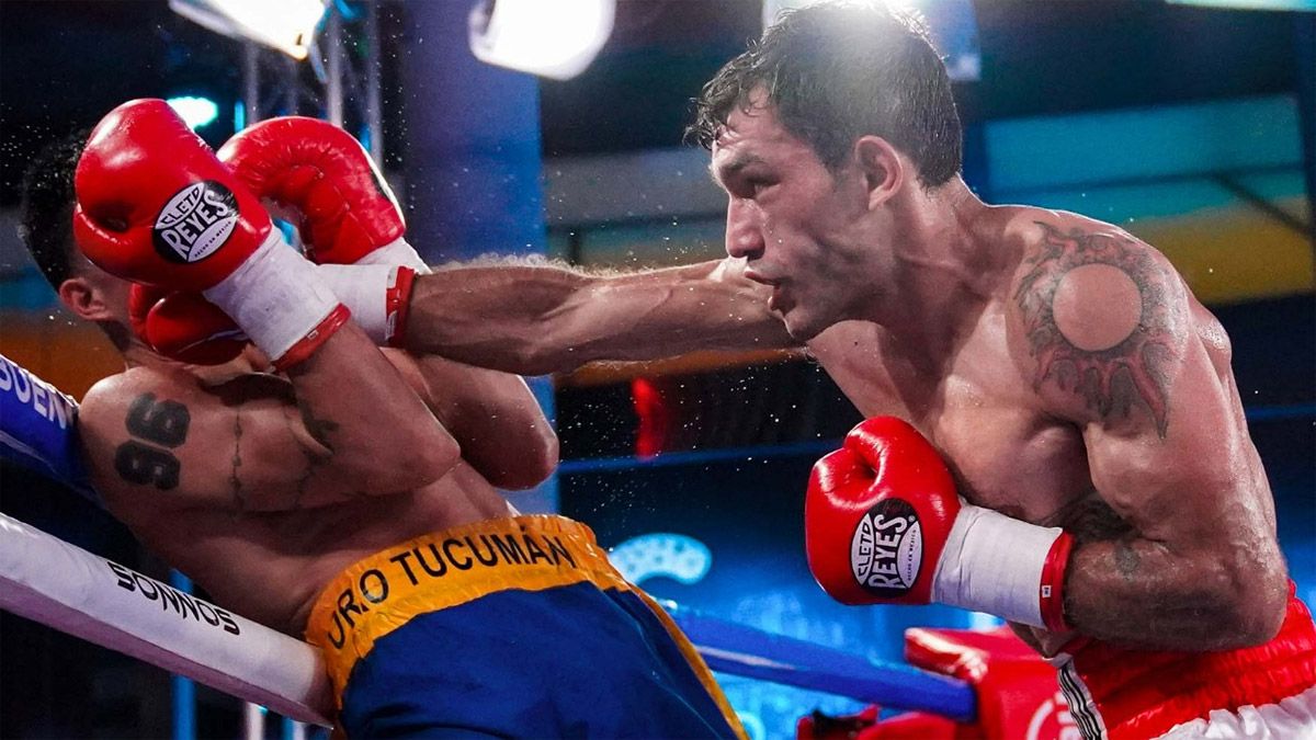 Condenado por asesinato pero en libertad por decisión judicial, el boxeador mendocino Juan Carrasco siguió combatiendo.