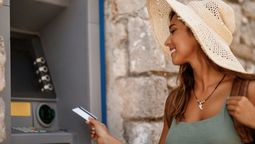 Dinero, tarjeta de débito, cajero automático