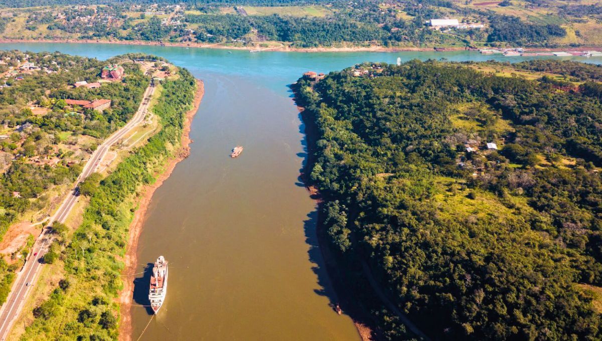 Paraná significa “que se asemeja al mar” o “como el mar”. Este nombre se debe a que, a los ojos de los locales, el Paraná se parecía más a un mar que a un río.
