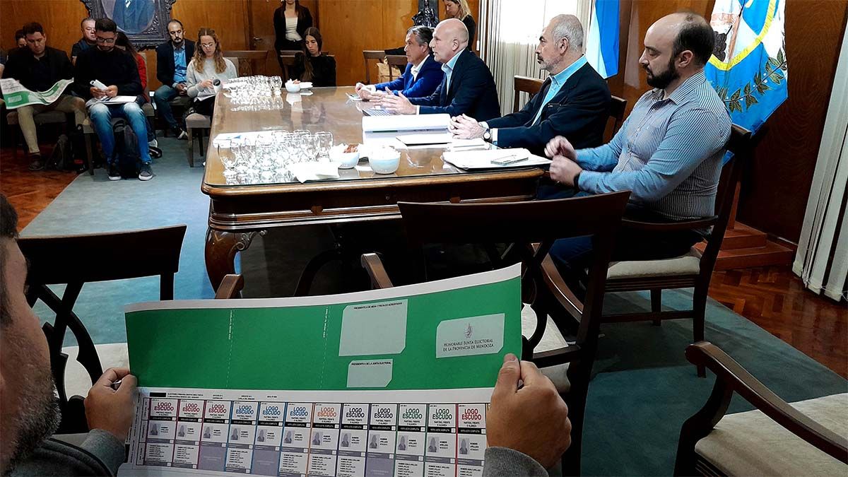 La Junta Electoral y el ministro de Gobierno, Trabajo y Justicia presentaron la Boleta Única y sus particularidades.