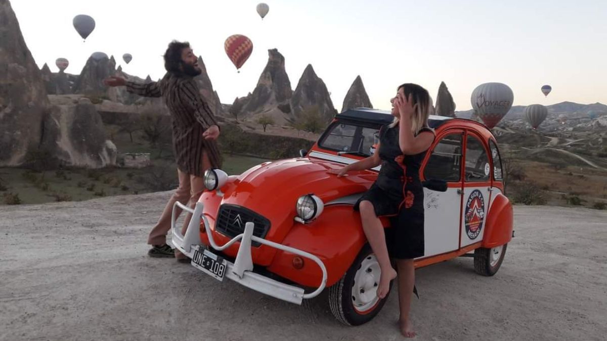 Pablo Profetto y Gabriela Lucas, una pareja de mendocinos que viajó por 11 países de Europa y Asia a bordo de un citröen. Juntos escribieron un libro que presentaron en la Feria del Libro 2023