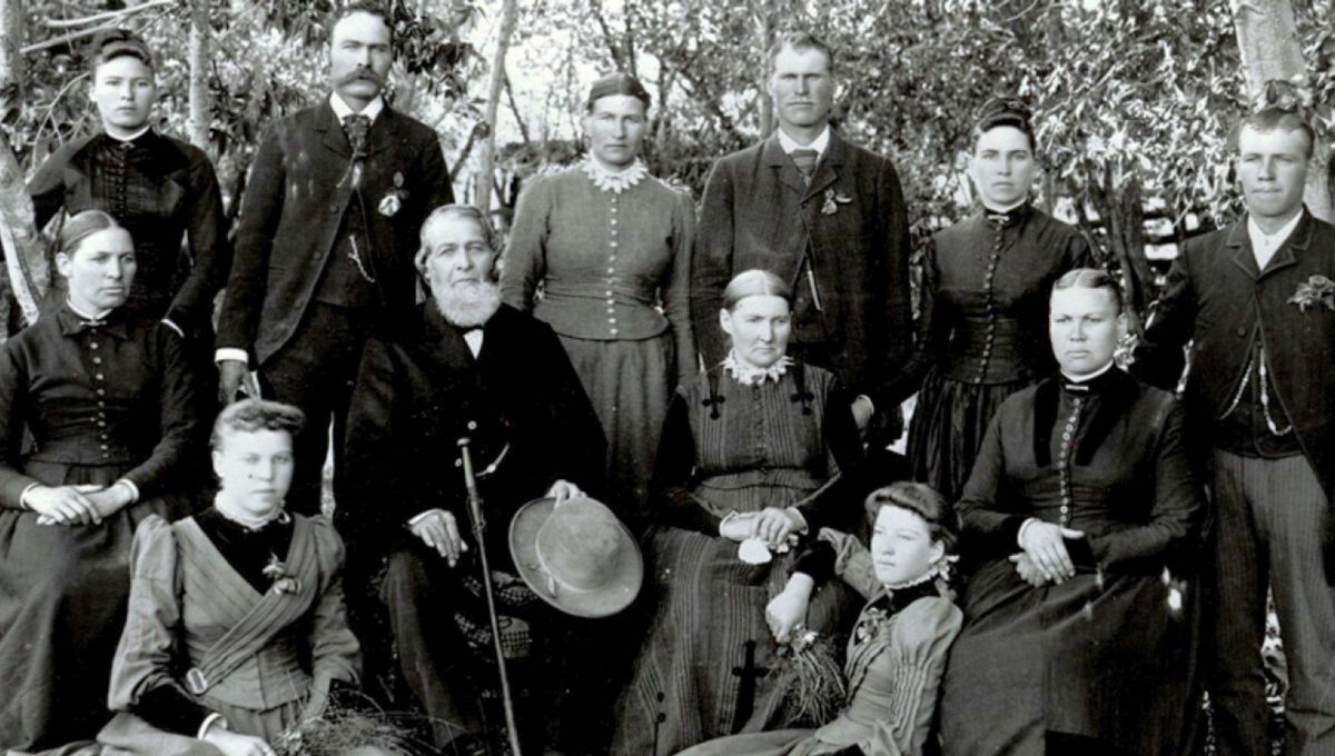 Familia tomándose una fotografía en la antigüedad. (Imagen Family Search) Familia tomándose una fotografía en la antigüedad. (Imagen Family Search)