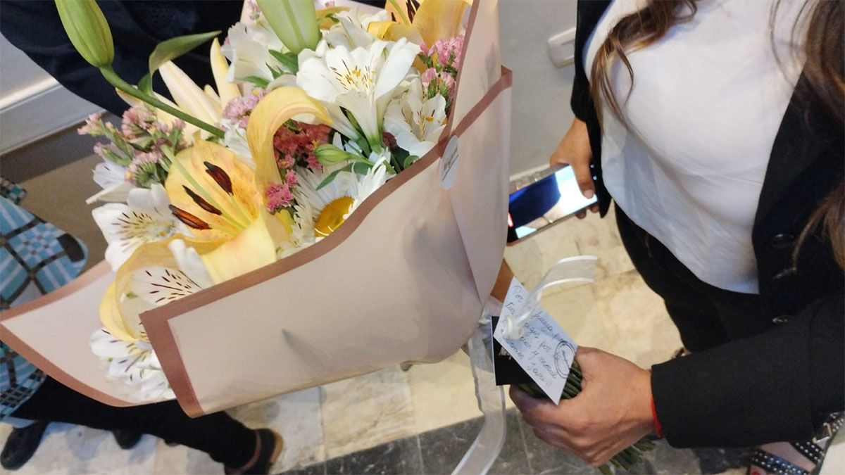 Janina Ortiz recibió flores de su marido Daniel Orozco previo a su posible jura como diputada provincial. Janina Ortiz recibió flores de su marido Daniel Orozco previo a su posible jura como diputada provincial.