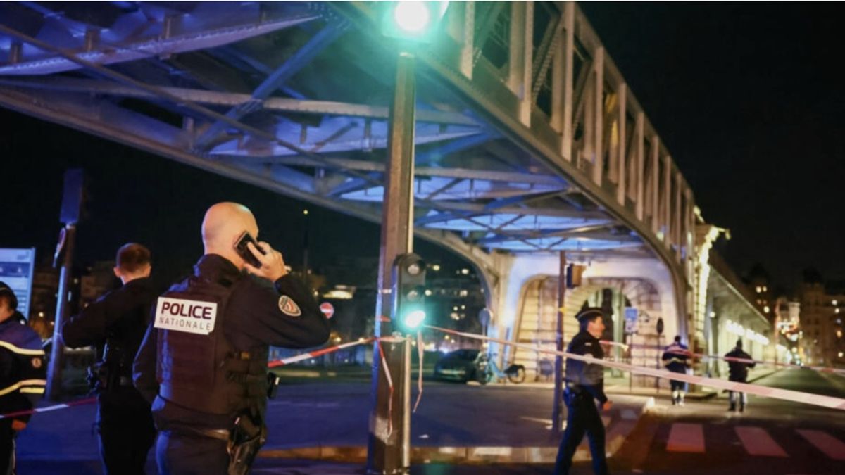 París: un hombre mató a un turista con un cuchillo e hirió a otras dos personas París: un hombre mató a un turista con un cuchillo e hirió a otras dos personas