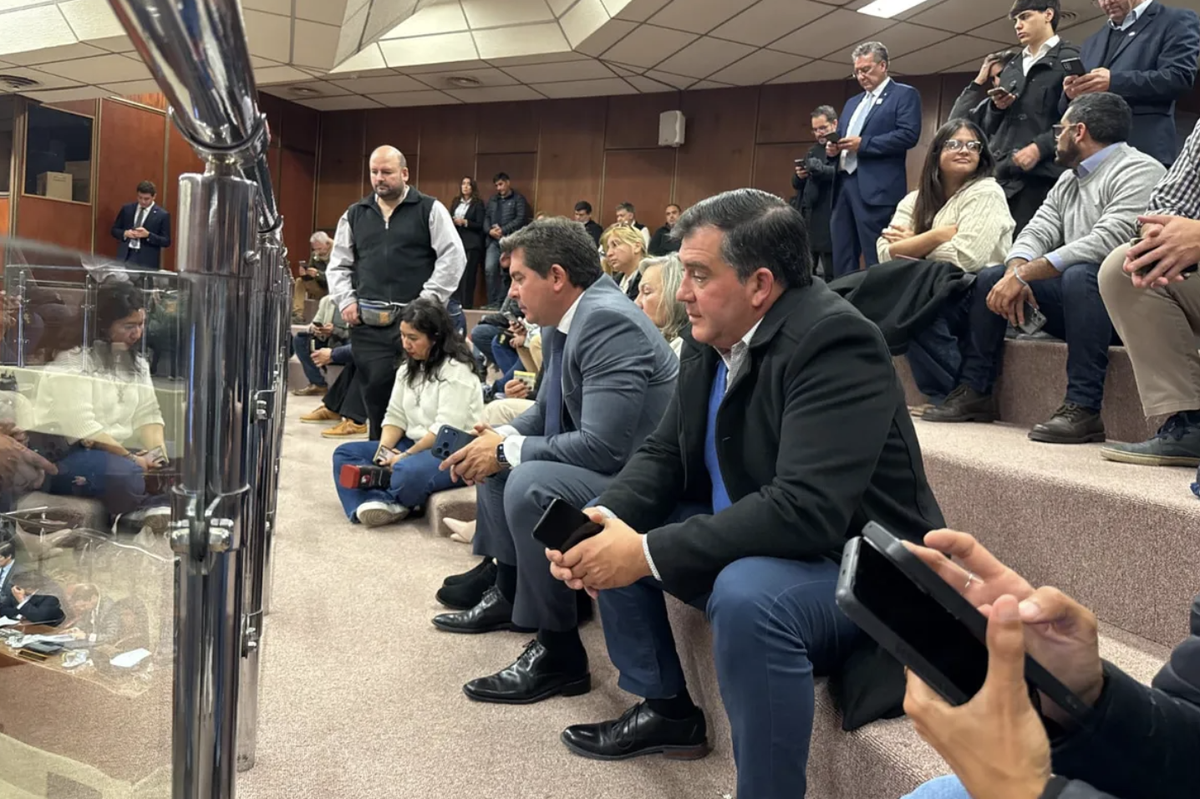 La jornada legislativa adquirió un fuerte peso simbólico y político debido a la presencia en el recinto del propio gobernador de San Juan, Marcelo Orrego, un hecho inusual que fue interpretado como una señal de respaldo absoluto a un proyecto que considera la columna vertebral de su gestión.