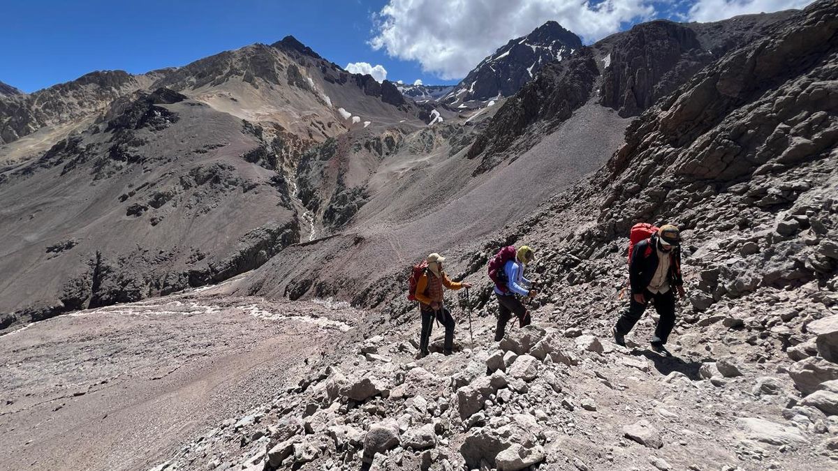 El equipo cumbre de El Siete llegó a Plaza de Mulas donde se prepararán para continuar hacia la cumbre del Aconcagua.