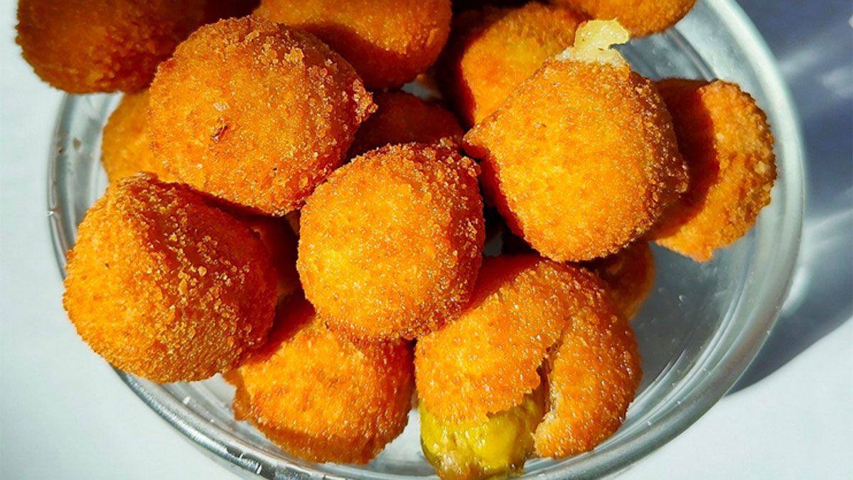 Las aceitunas fritas se hacen con una receta que las deja crocantes y tiernas en su interior.