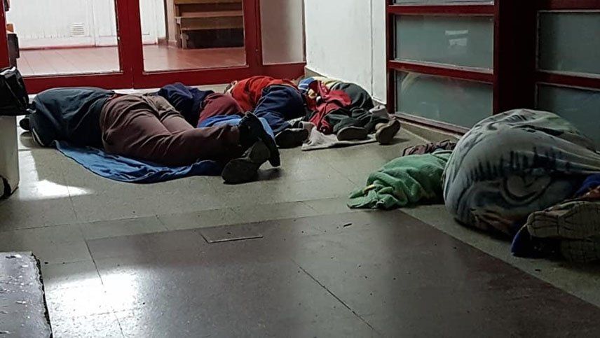 Duermen en el piso del centro de salud de Luján para conseguir turnos