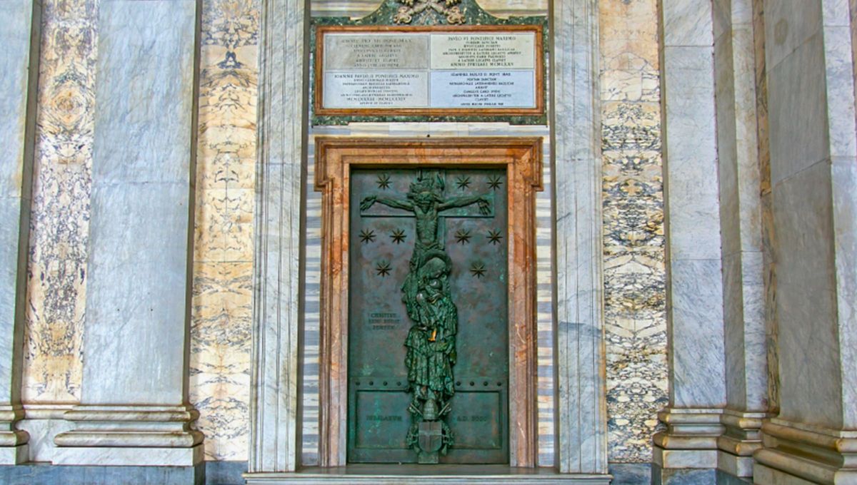 La Puerta Santa, situada en el pórtico fue la primera que se abrió en la historia de los Jubileos, en el Año Santo de 1423.Fuente: Archibasílica Papal de San Juan de Letrán. La Puerta Santa, situada en el pórtico fue la primera que se abrió en la historia de los Jubileos, en el Año Santo de 1423.Fuente: Archibasílica Papal de San Juan de Letrán.