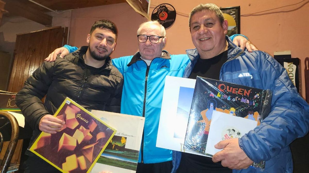 Junto a clientes fieles y amantes del vinilo. Forman una gran comunidad en Mendoza. Junto a clientes fieles y amantes del vinilo. Forman una gran comunidad en Mendoza.