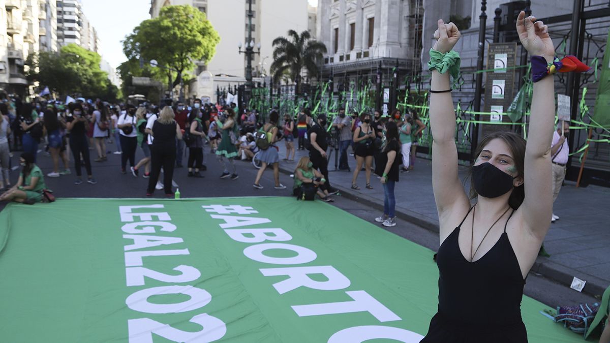 Manifestantes a favor del aborto legal frente al Congreso.
