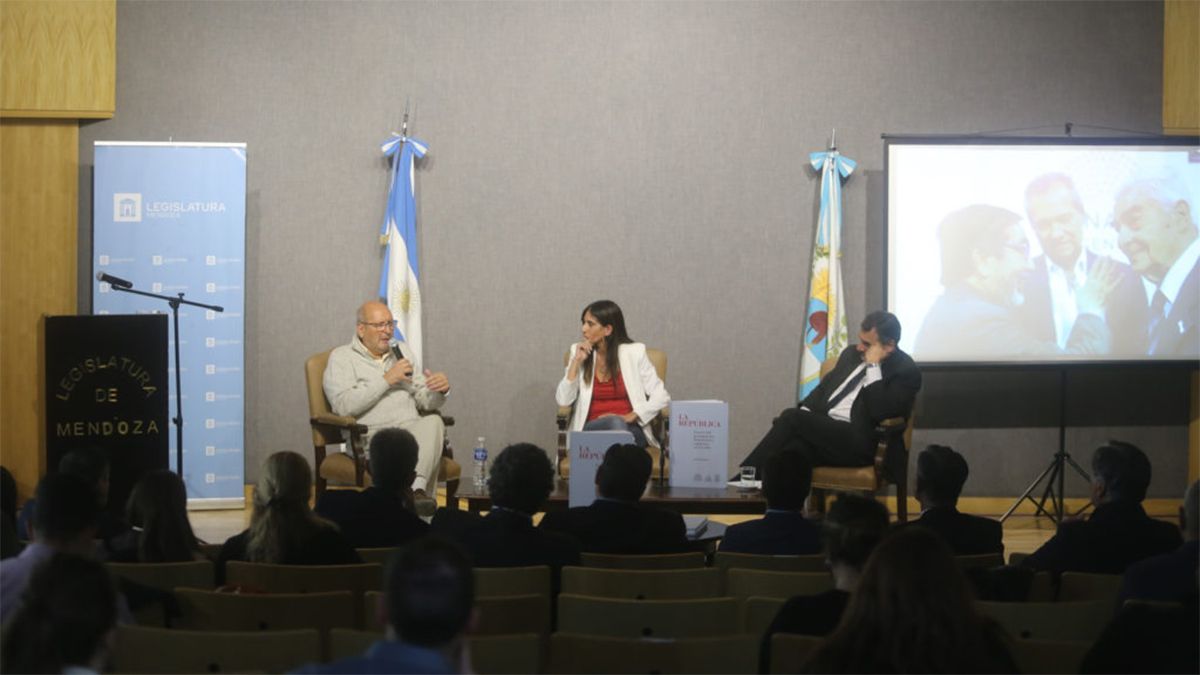 La presentación del libro La República se realizó en el auditorio ubicado en el edificio Margarita Malharro de Torres.