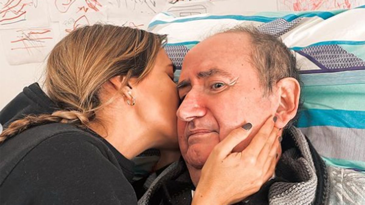 Daniela le da un beso a su papá.