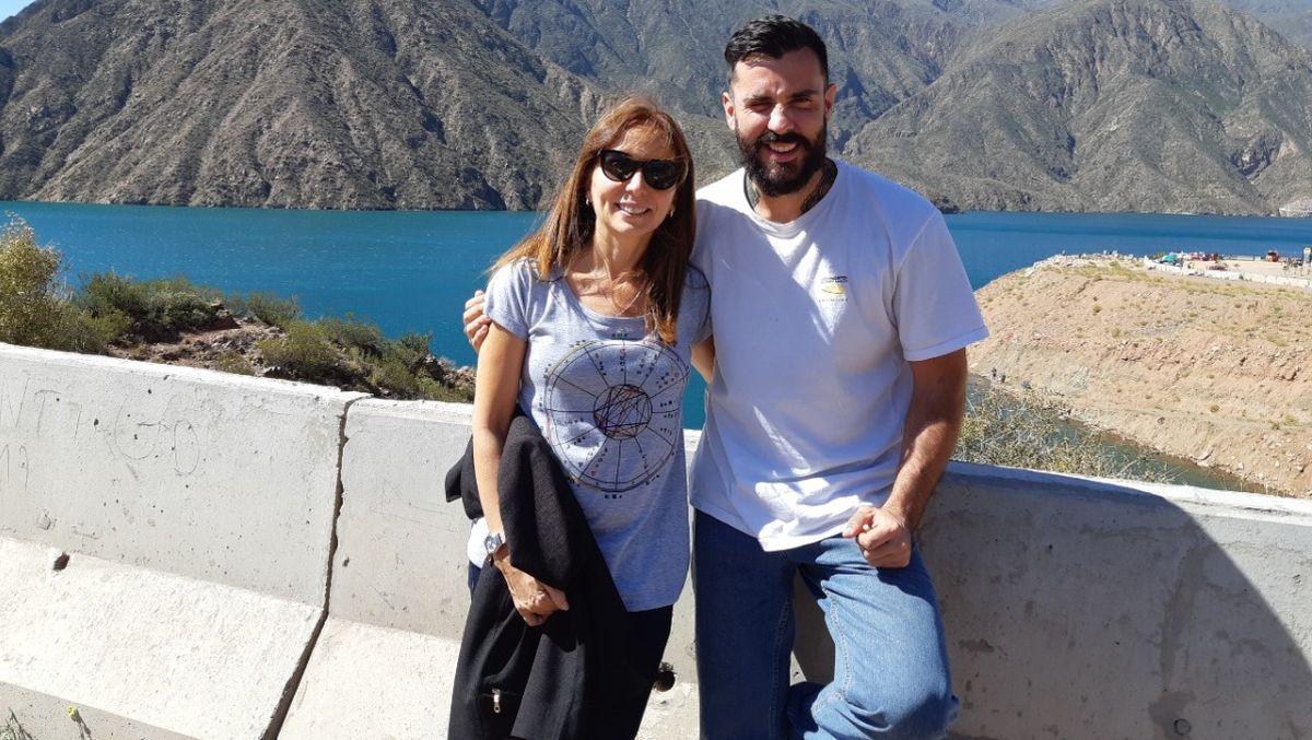 Karina Lombardo -que vive en Mendoza-, junto a su sobrino viajero y hoy preso en Mali, Nicolás Bossié.