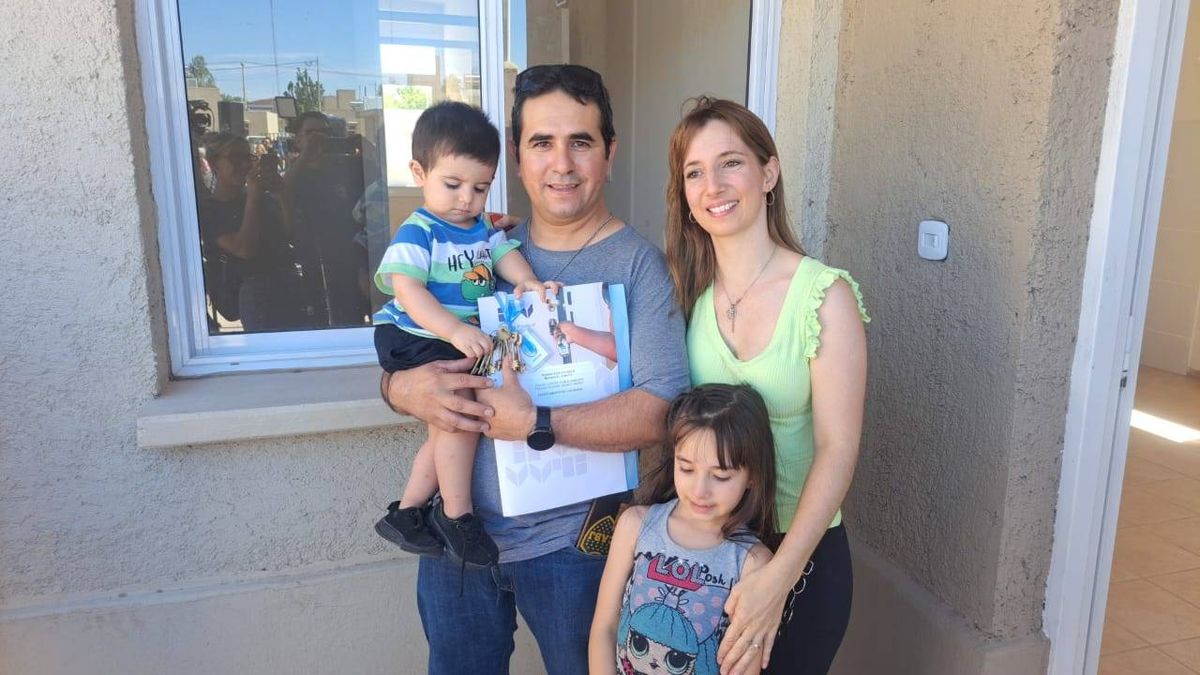 Claudio le propuso casamiento a su mujer de toda la vida frente a sus hijos, el gobernador y muchas personas más. Claudio le propuso casamiento a su mujer de toda la vida frente a sus hijos, el gobernador y muchas personas más.