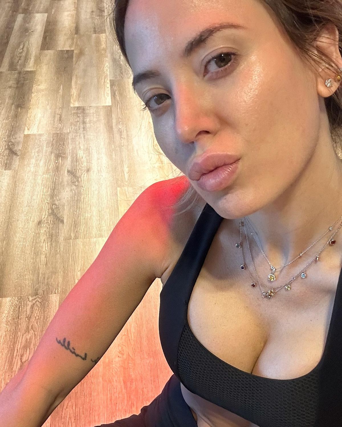 Jesica Cirio la rompió con su corpiño sporty. Jesica Cirio la rompió con su corpiño sporty.