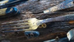 ¿Cómo convertir un tenedor viejo en un adorno de Navidad? ¿Cómo convertir un tenedor viejo en un adorno de Navidad?