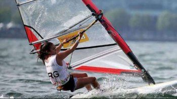 Celia Tejerina tuvo una jornada complicada pero está segunda en windsurf