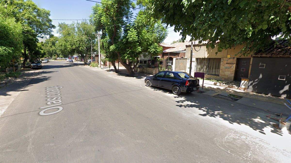 Las víctimas llegaban a su casa de Las Heras, donde fueron atacados por tres ladrones que los amenazaron con armas de fuego. No hay detenidos.