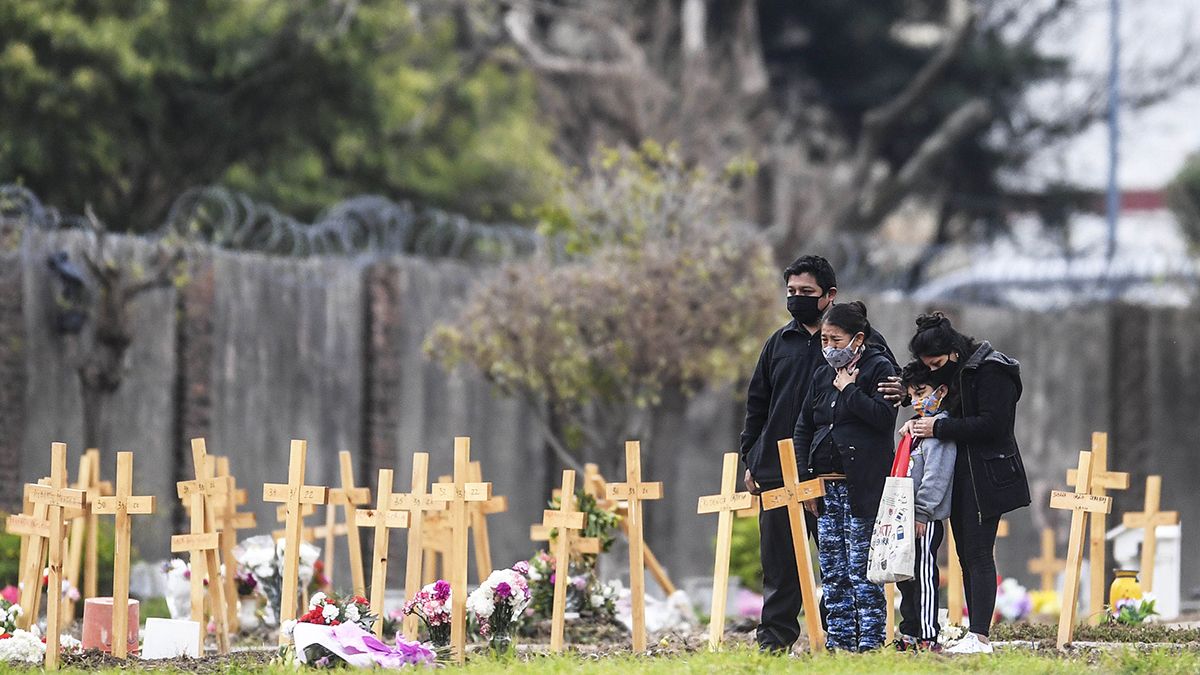 Familiares de fallecidos por ccoronavirus se reúnen en el cementerio de Flores.
