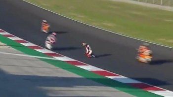 ¡Milagro! Se cayó y esquivó las motos a toda velocidad