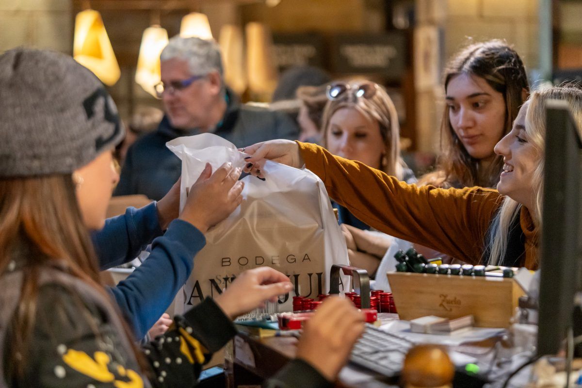 El objetivo de la campaña es atraer turistas locales y de afuera a conocer Mendoza y disfrutar de su paisaje, sus vinos y su gastronomía. El objetivo de la campaña es atraer turistas locales y de afuera a conocer Mendoza y disfrutar de su paisaje, sus vinos y su gastronomía.