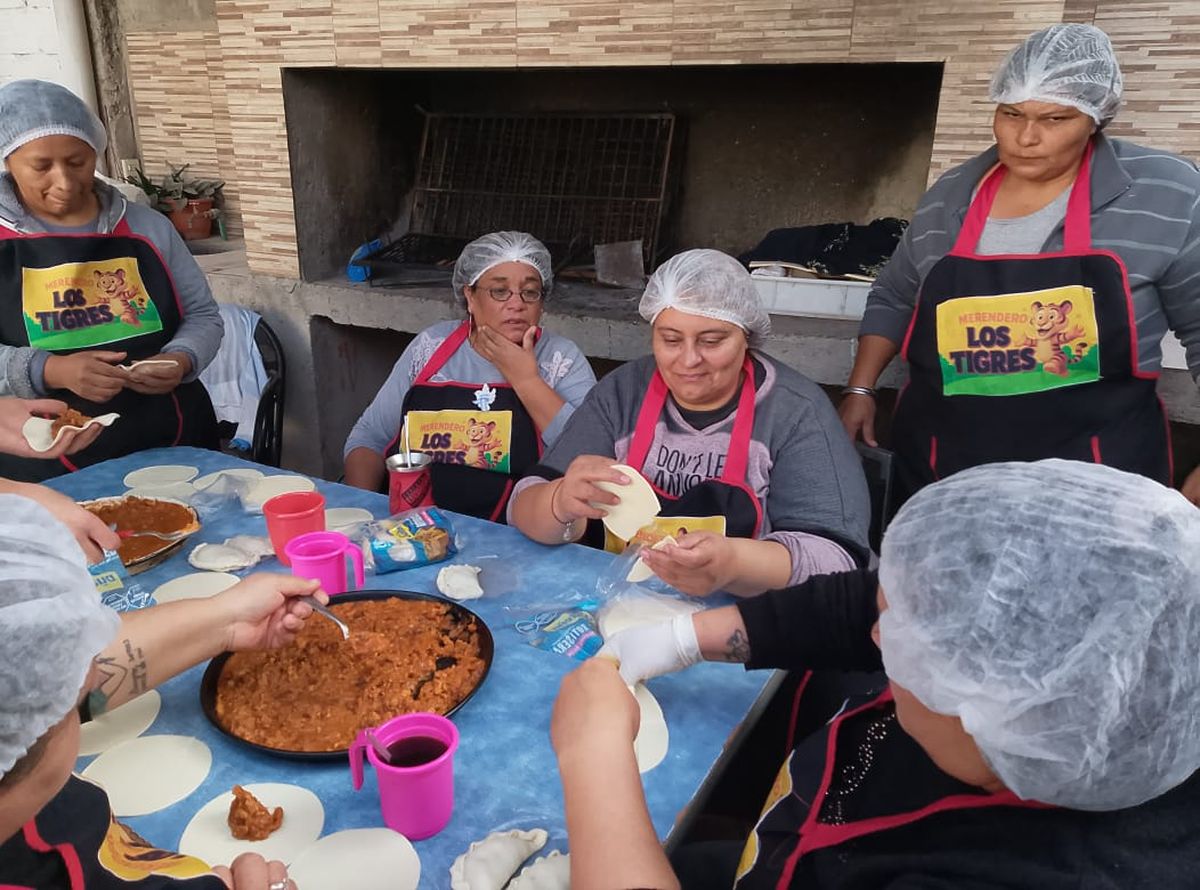 Las voluntarias de Los Tigres, preparando las empanadas del mediodía. Las voluntarias de Los Tigres, preparando las empanadas del mediodía.