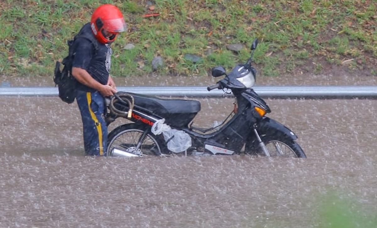Un motociclista intentó convertir su moto en submarino durante la tormenta. No funcionó.&nbsp;