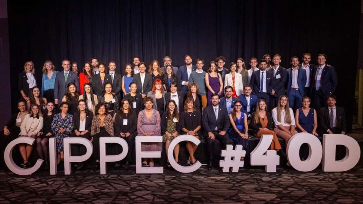 La cena tuvo como uno de sus motivos celebrar los 40 años ininterrumpidos de democracia en el país.