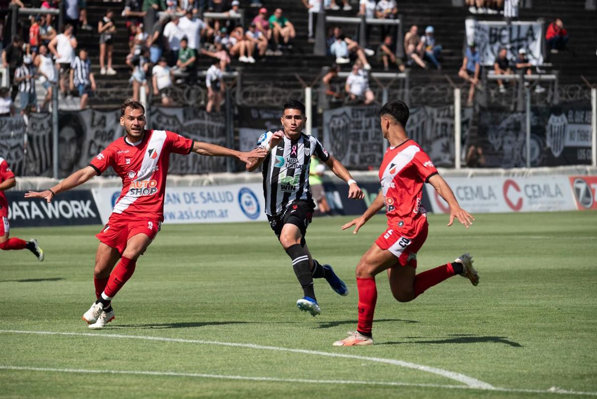 Deportivo Maipú en su último encuentro perdió ante Estudiantes de Buenos Aires. Deportivo Maipú en su último encuentro perdió ante Estudiantes de Buenos Aires.