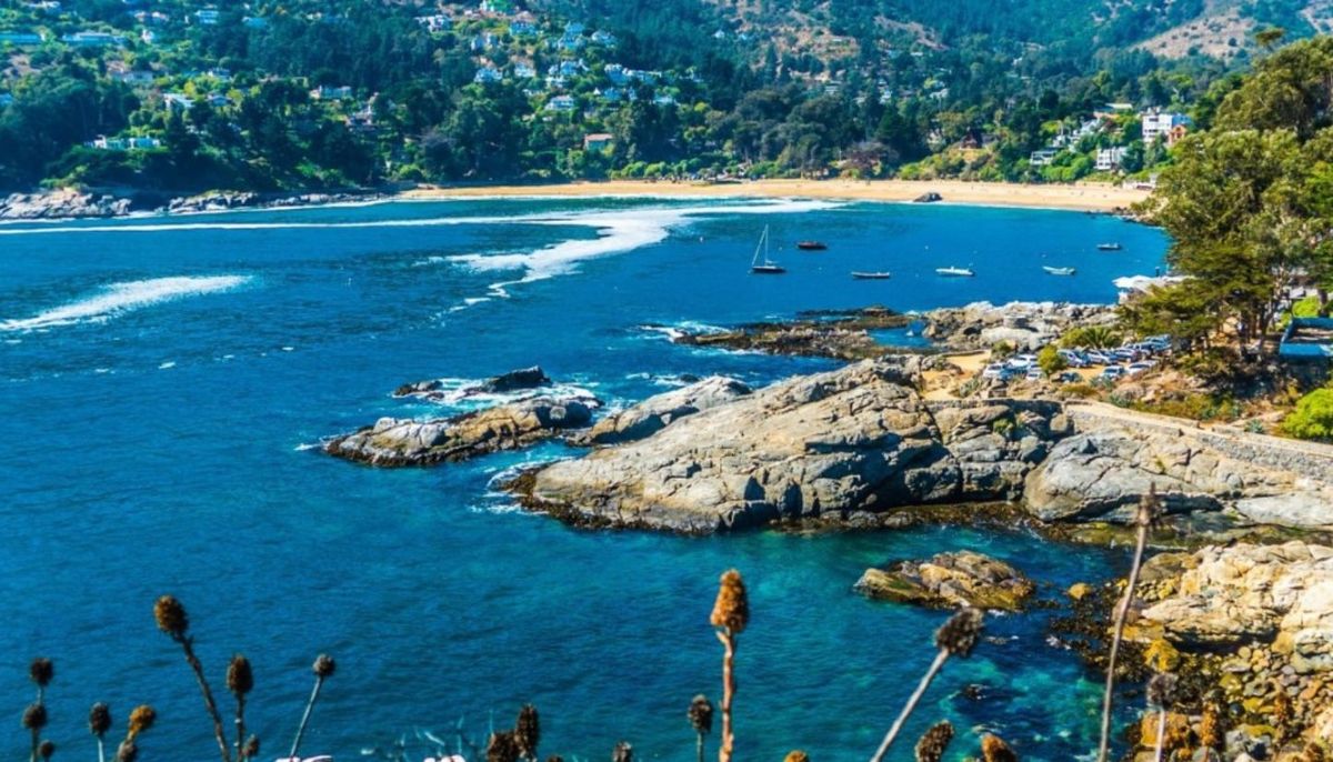 Zapallar ofrece unas playas tranquilas y familiares. Zapallar ofrece unas playas tranquilas y familiares.