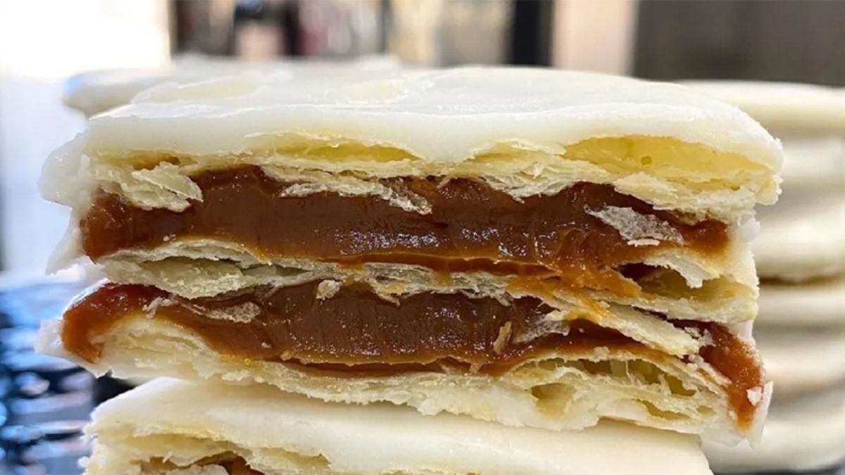 El alfajor santafesino está entre los mejores del mundo. Tiene una masa muy fina, es relleno de dulce de leche y bañado con glaseado. El alfajor santafesino está entre los mejores del mundo. Tiene una masa muy fina, es relleno de dulce de leche y bañado con glaseado.