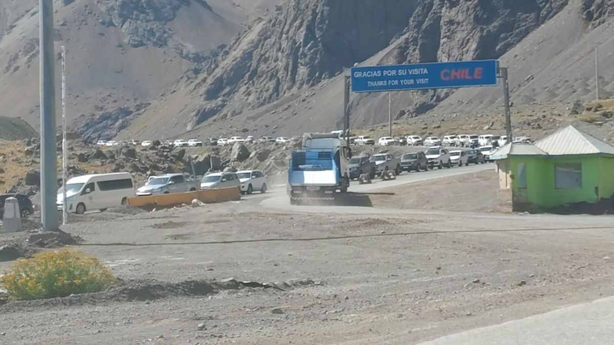 El Paso Cristo Redentor podría tener demoras por la cantidad de turistas además de un corte programado y un paro de los trabajadores de Aduana. Imagen ilustrativa.