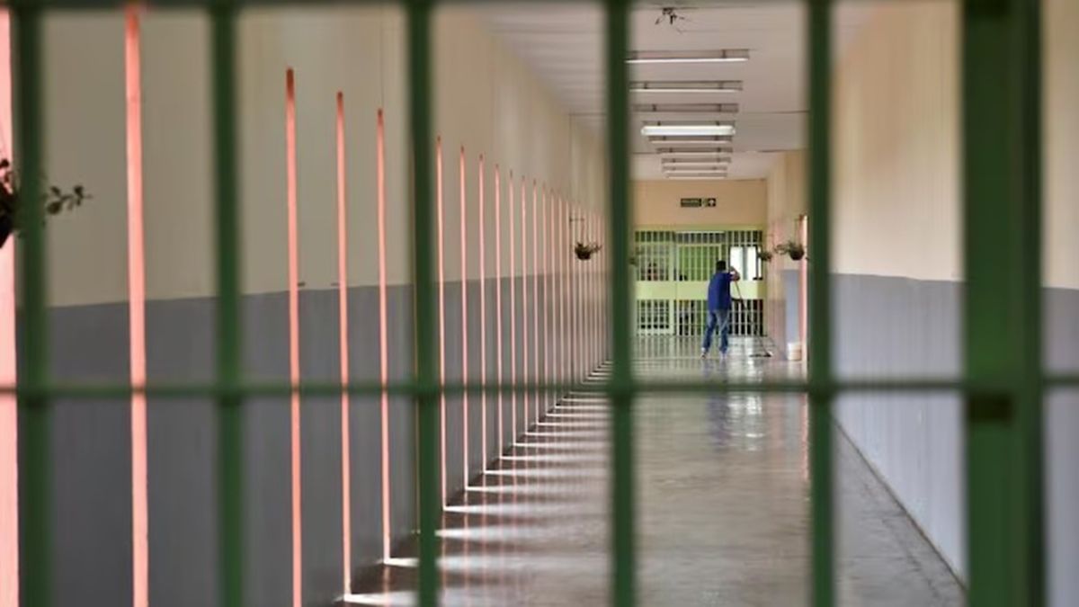 Una mujer murió y otra interna está en grave estado tras una violenta pelea que derivó en un incendio en la cárcel de Bouwer. Una mujer murió y otra interna está en grave estado tras una violenta pelea que derivó en un incendio en la cárcel de Bouwer.