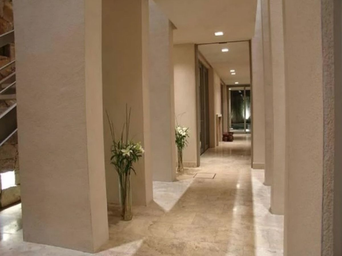 El m&aacute;rmol y la piedra son componentes fundamentales en la arquitectura de la casa que vende Pampita.